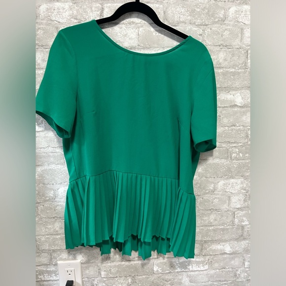 Large top Lord & Taylor green - PTP is 19 - Picture 1 of 4